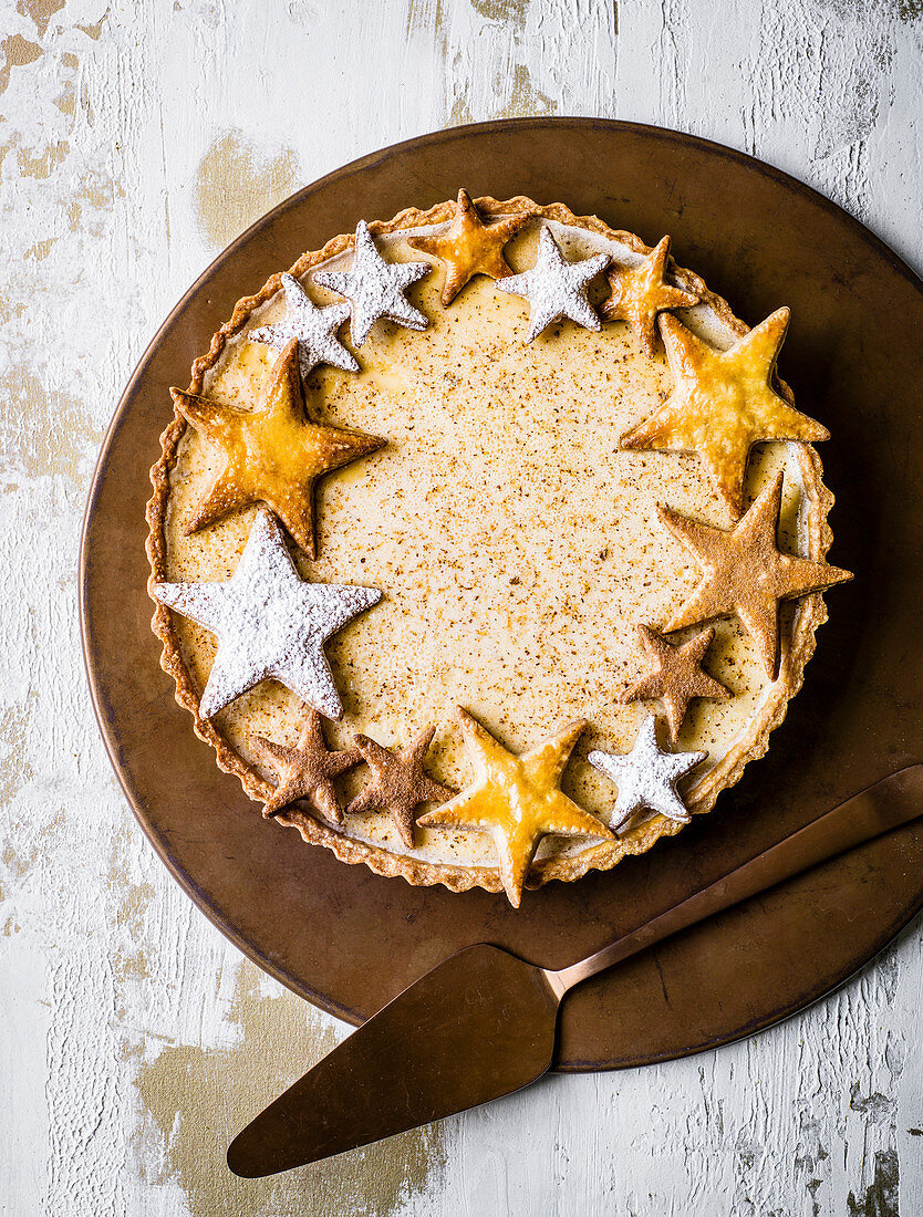 Weihnachtlicher Eggnog-Kuchen mit Sternendekoration