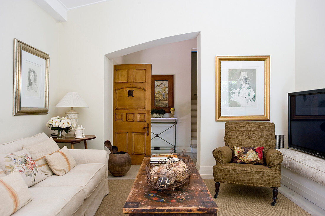 Sitzbereich mit Sofa, Armlehnsessel und Fernseher in Landhaus