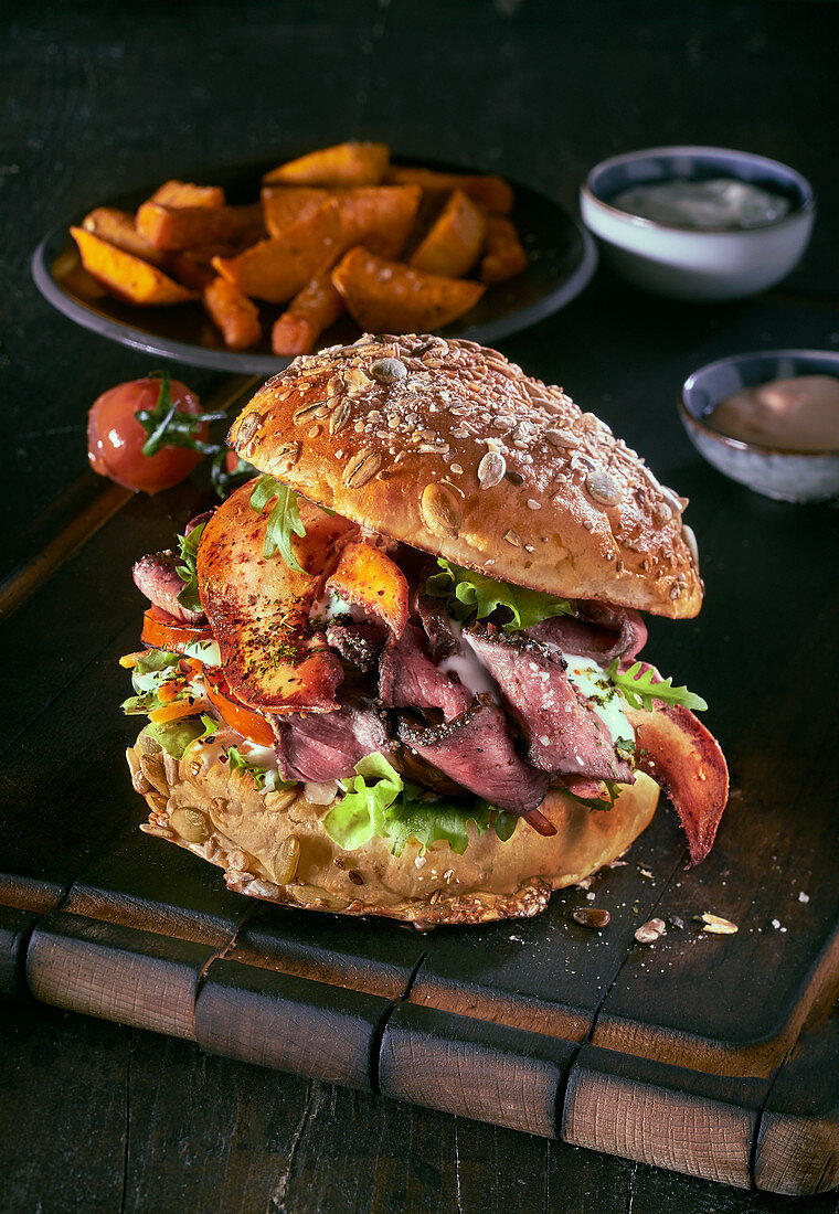 Burger mit Roastbeef, Hummer und Potato Wedges