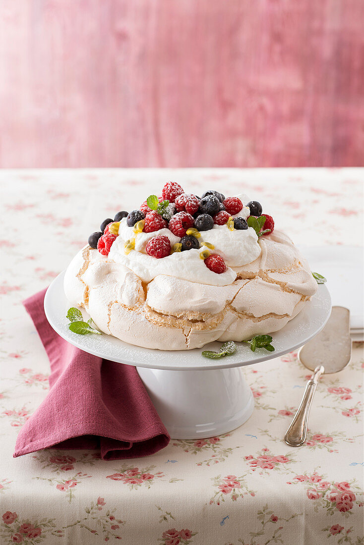 Pavlova mit frischen Beeren und Passionsfrucht