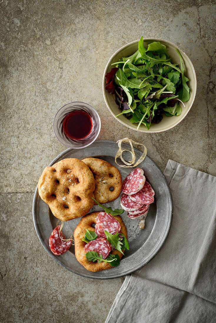 Buchweizen-Focaccine mit Salami und Salat