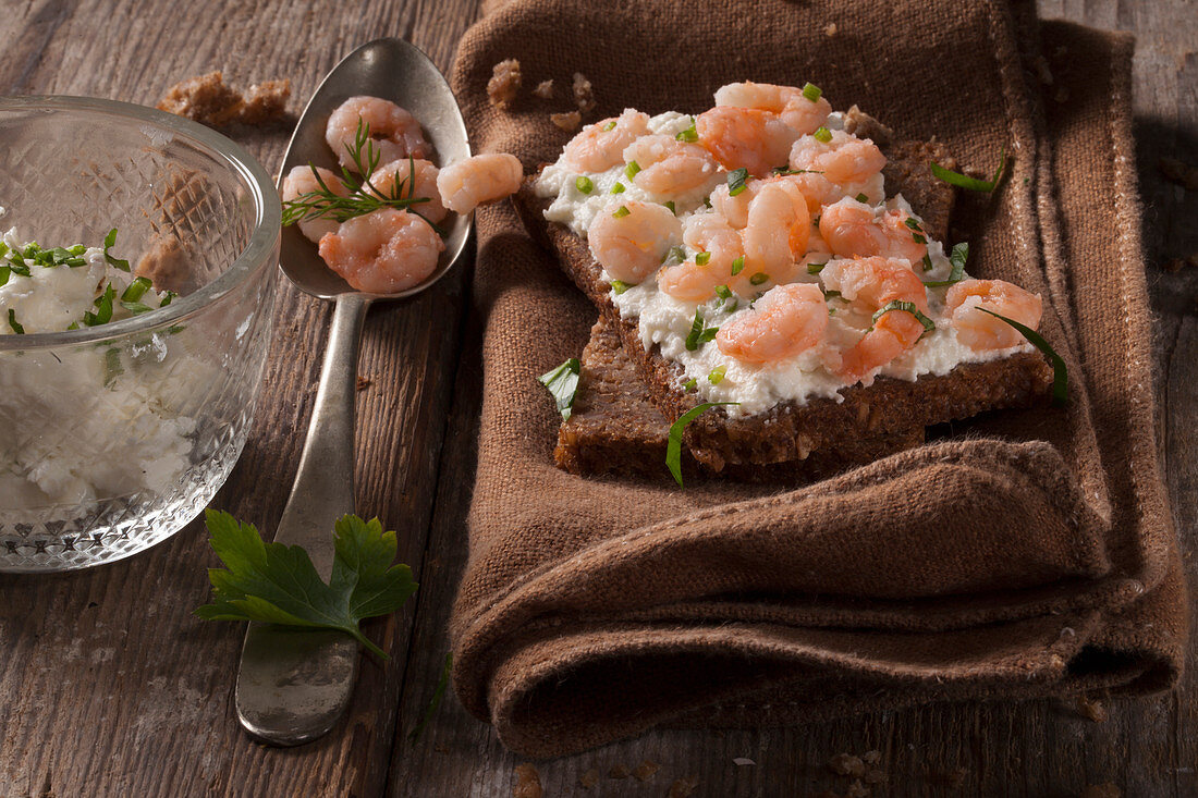 Wholemeal bread with cream cheese, chive and prawns