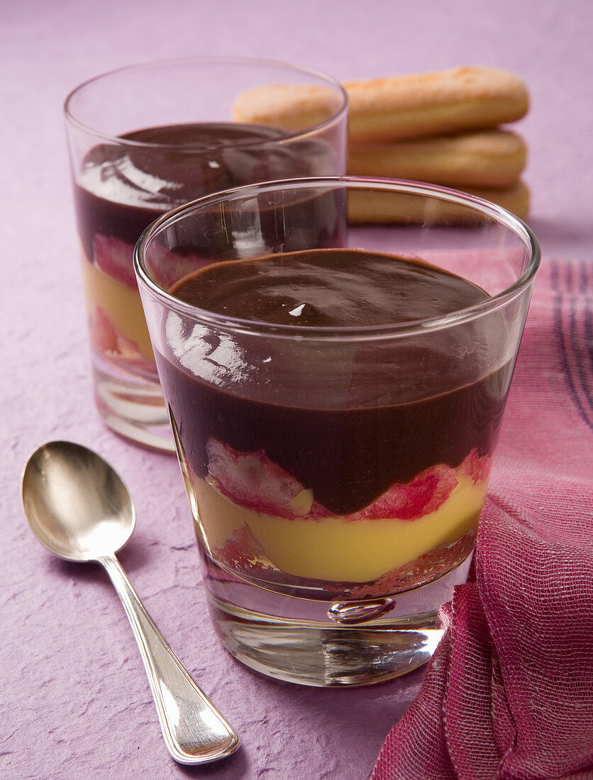 Zuppa inglese (Schichtdessert mit Löffelbiskuits und Alchermes-Likör, Italien)