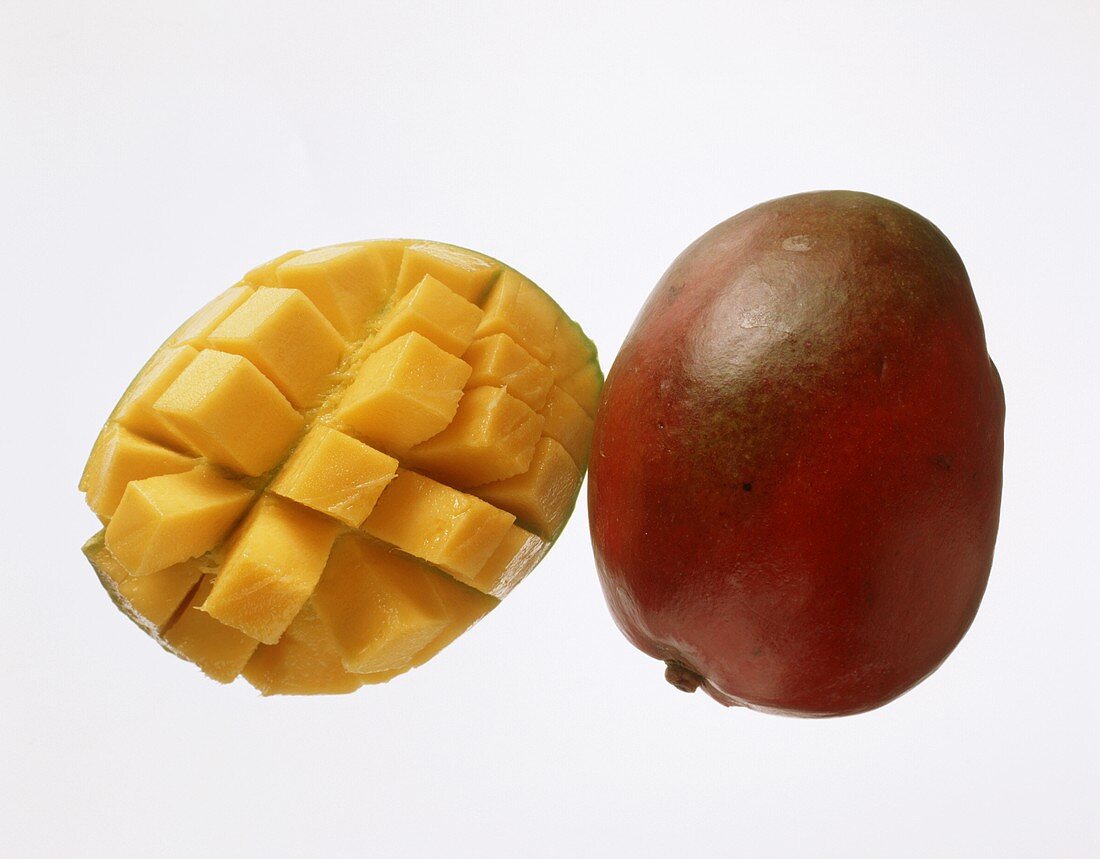 Mango & Mangohälfte, kreuzweise eingeschnitten (Mangoigel)