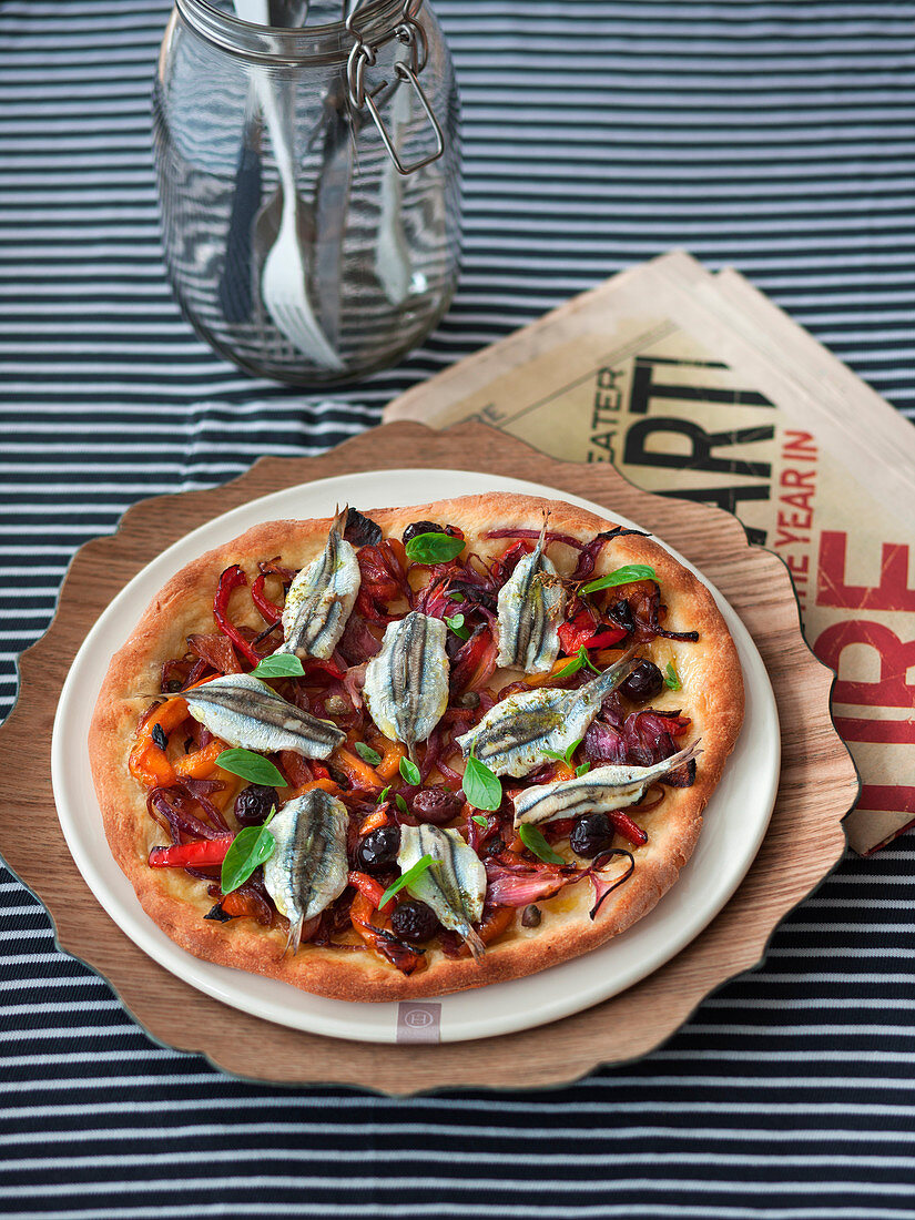 Pizza mit Gemüse und Sardinen