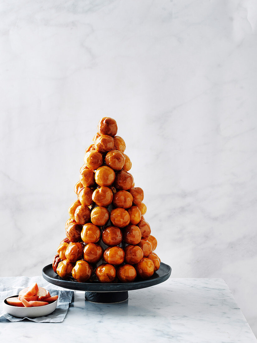 Croquembouche mit Toffee und Pfirsichen