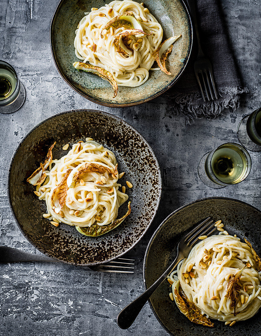 Spaghetti mit Blumenkohl-Carbonara und Pinienkernen