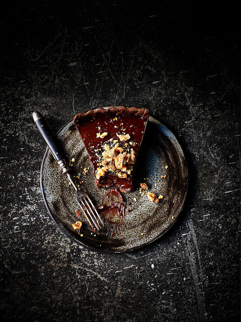 Chocolate tart with walnuts