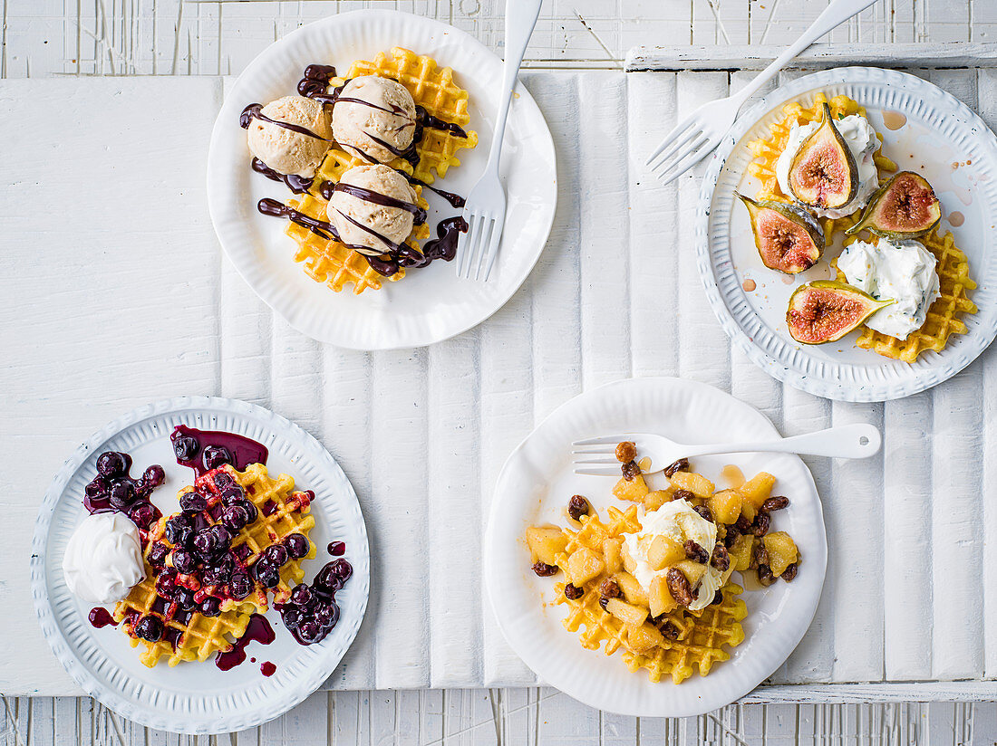 Schnelle Waffel-Variationen mit Früchten und Eiscreme