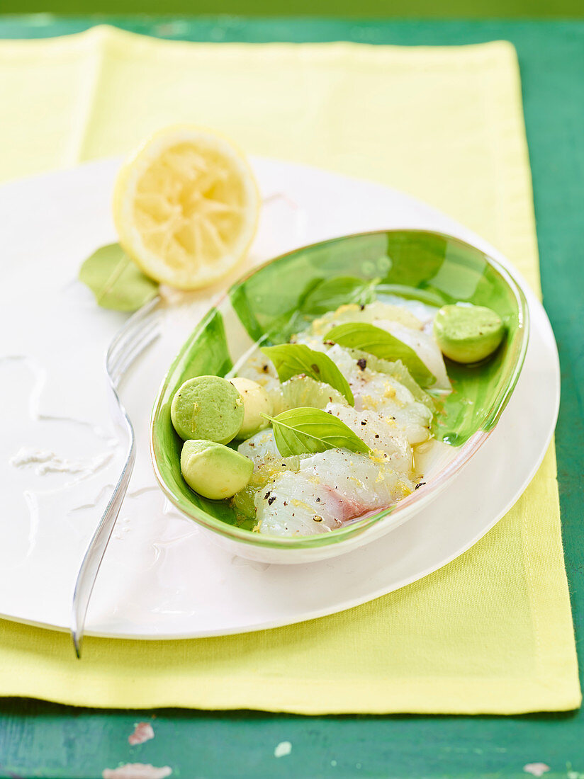 Avocadosalat mit Dorade und Zitrone
