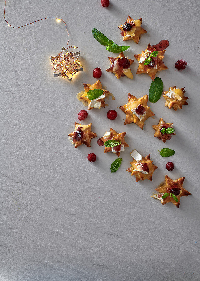 Sternplätzchen mit Brie und Cranberries zu Weihnachten