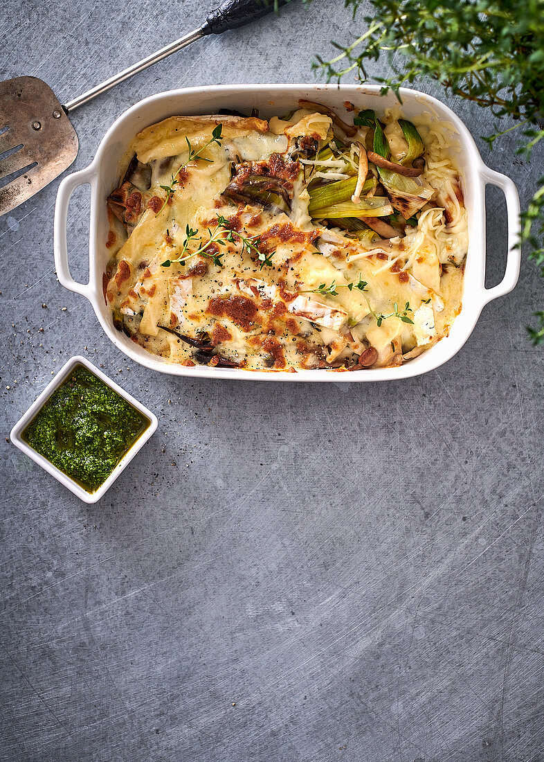 Käse-Lauch-Auflauf mit Pilzen und Chimichurri