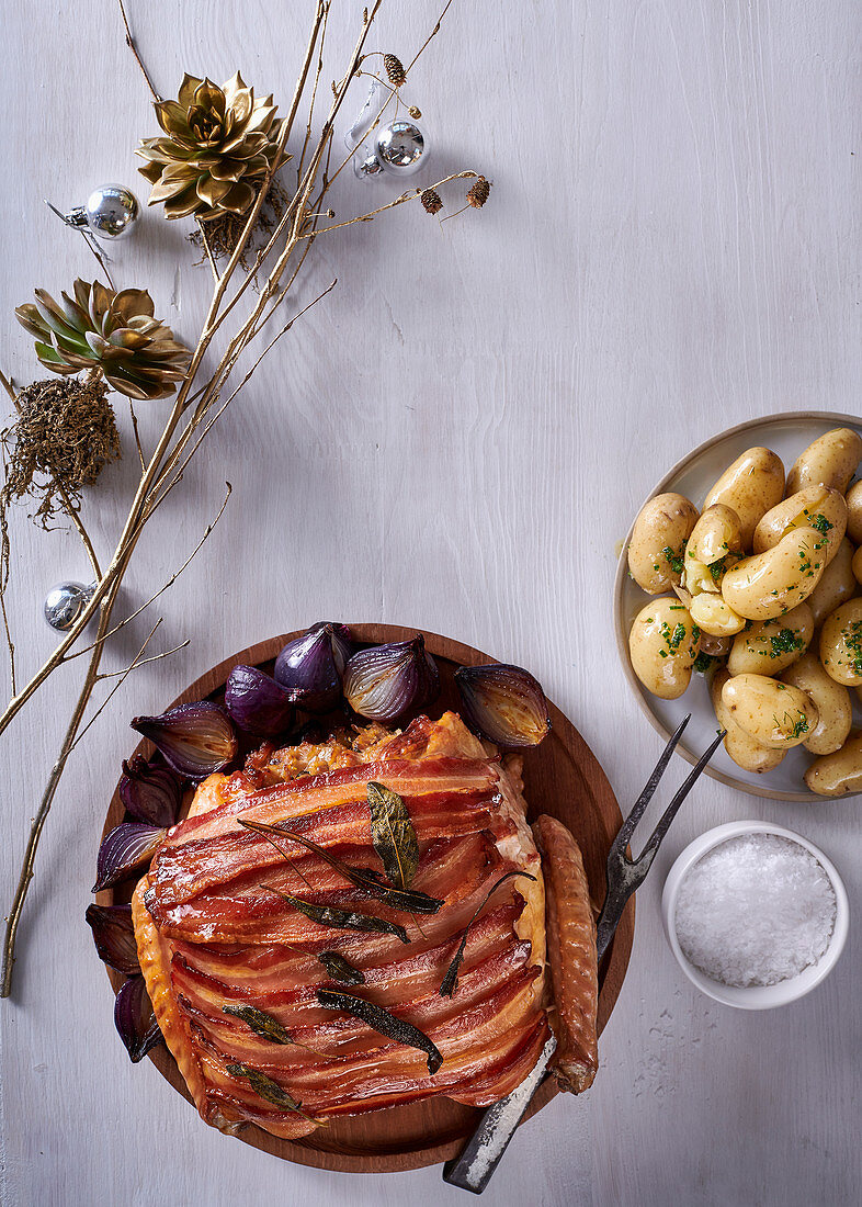 Gefüllter Truthahn mit Bacon, Salbei, roten Zwiebeln und Kartoffeln zu Weihnachten