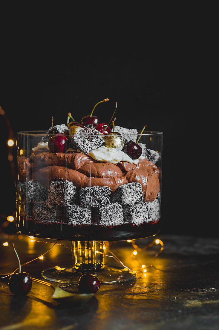 Weihnachts-Trifle mit Lamingtons, Schokoladencreme und Kirschen