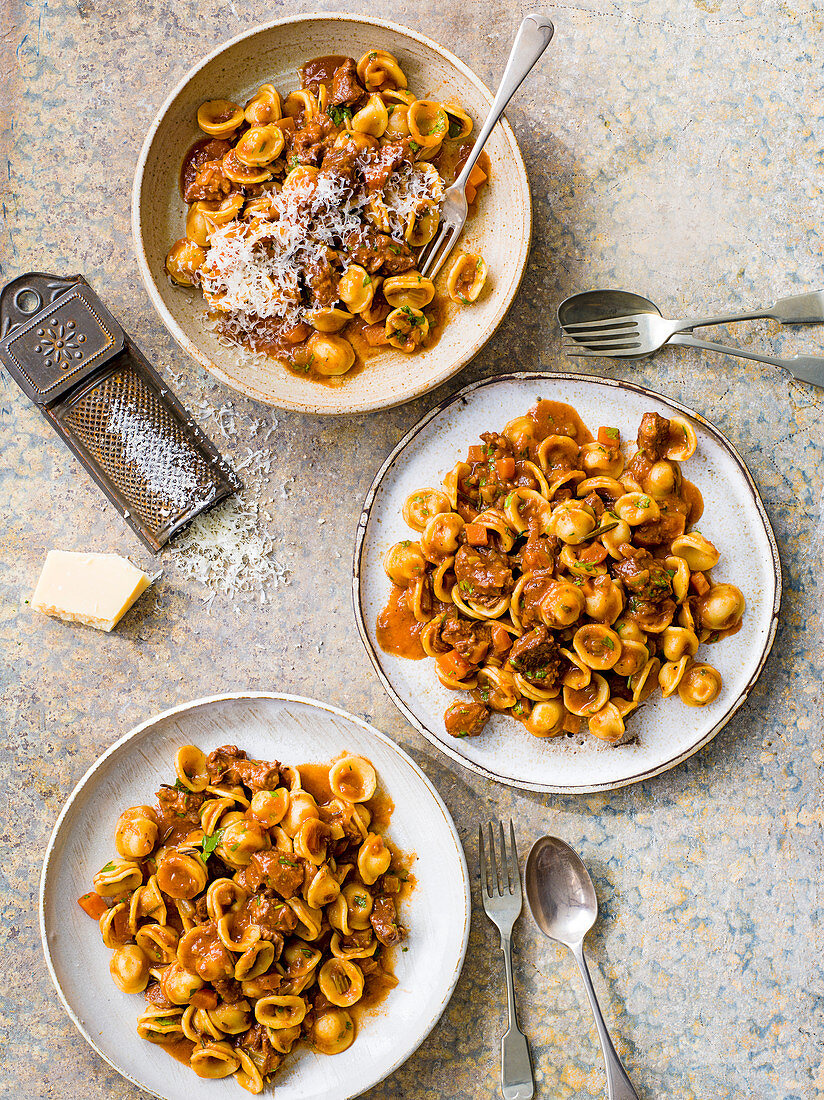 Orecchiette mit langsam geschmortem Ziegenragout