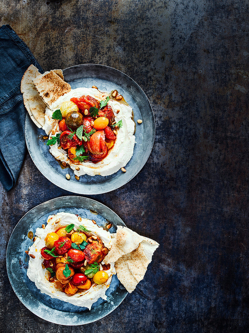 Hummus-Labneh mit langsam gebratenen Tomaten und Pinienkernen