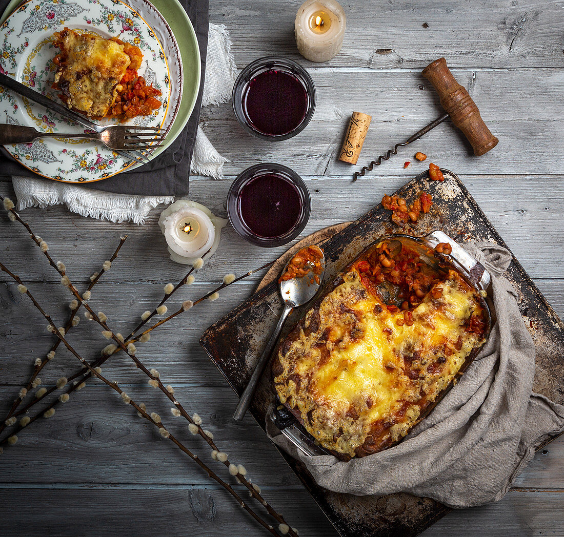 Vegetarische Lasagne mit gebratenen Paprika, grünen Bohnen und Tomatensauce