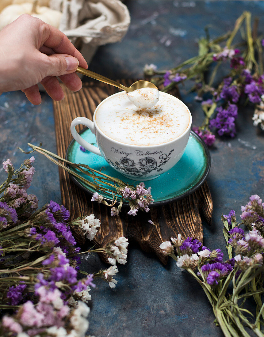 Kaffee und getrocknete Blumen