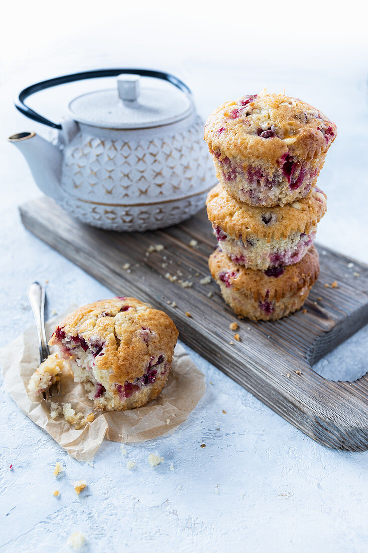 Muffins with cranberry and white chocolate