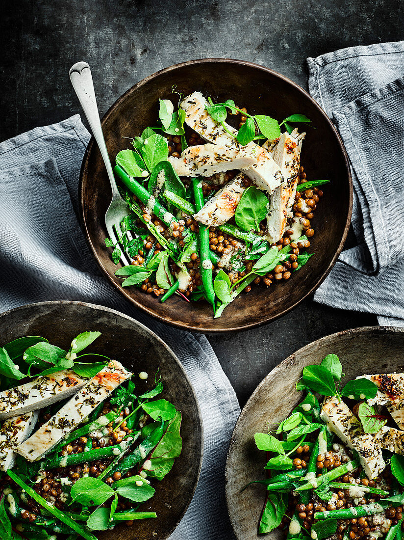 Gegrilltes Hähnchen mit Linsensalat und Senfdressing