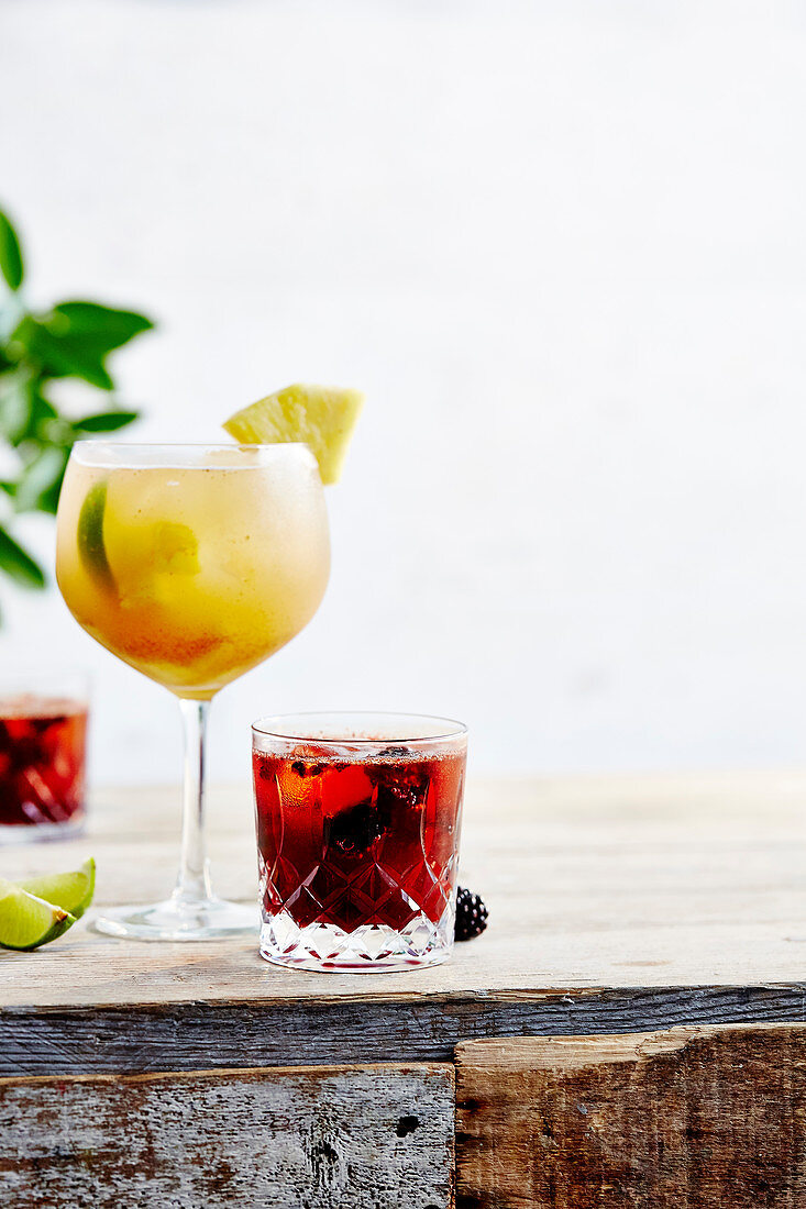 Zwei Cocktails: Dark And Stormy Punch, Granatapfel-Bourbon-Smash