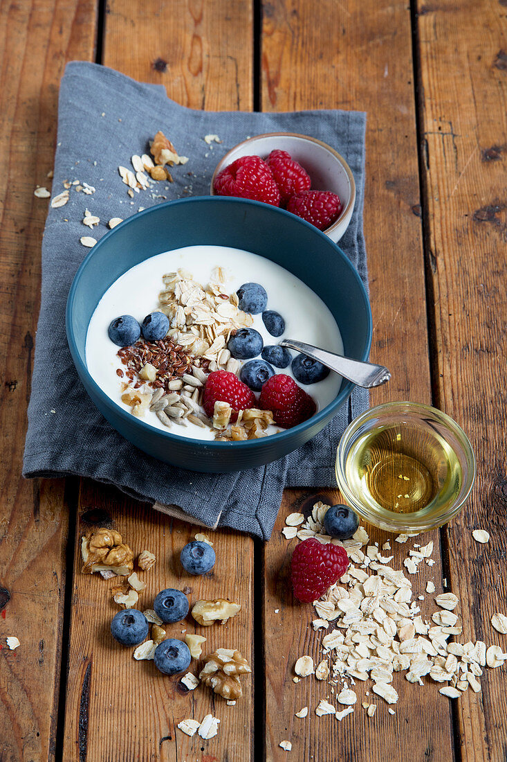 Joghurt mit Beeren und Haferflocken