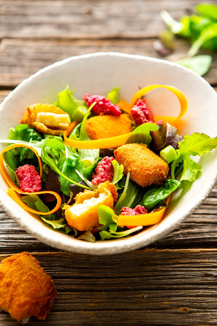 Winter salad with baked halloumi and beetroot pesto