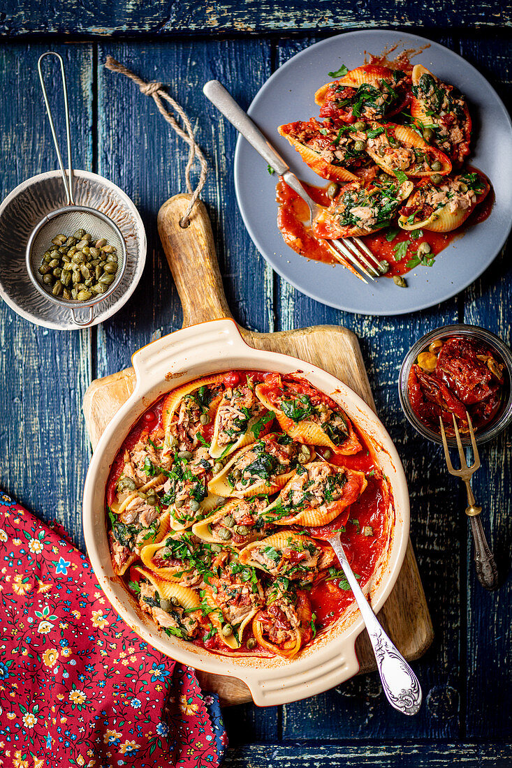 Pasta shells stuffed with tuna and dried tomatoes