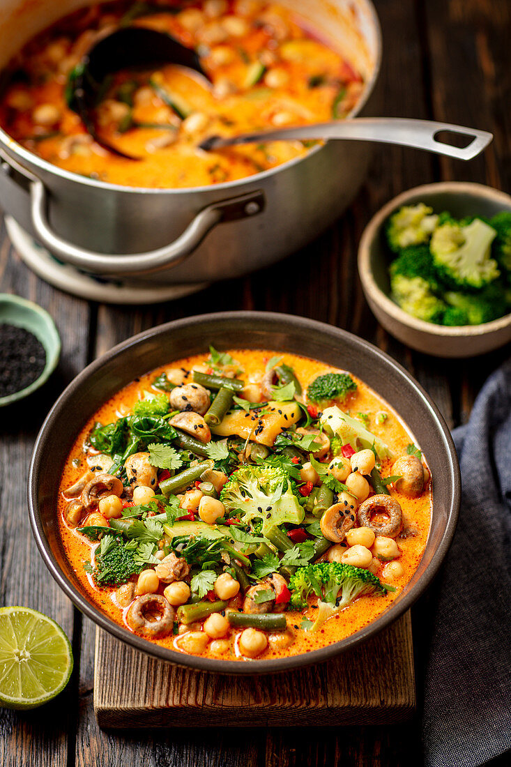 Vegetarian curry with mushrooms, broccoli and chickpeas