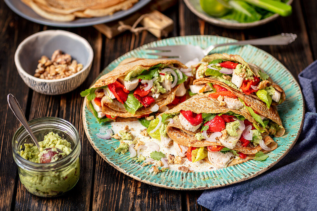 Crepes mit Hähnchen, Paprika und Guacamole