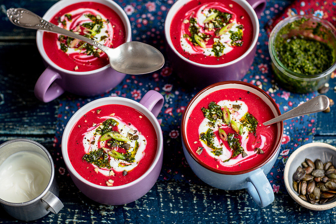 Rote-Bete-Cremesuppe mit Minzpesto