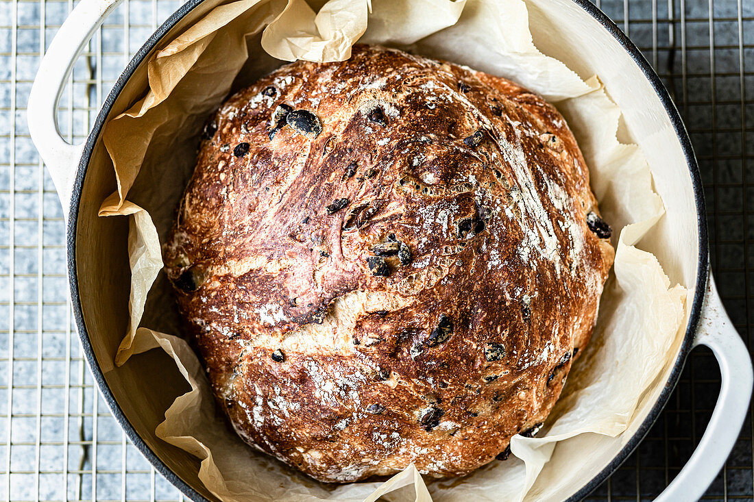 Olivenbrot im Topf gebacken mit Kalamataoliven