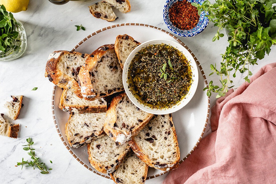 Olivenbrot mit Dip aus Kräutern, Gewürzen und Öl