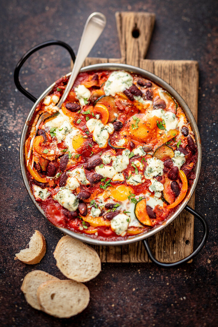 Shakshuka mit Kidneybohnen und Gorgonzola