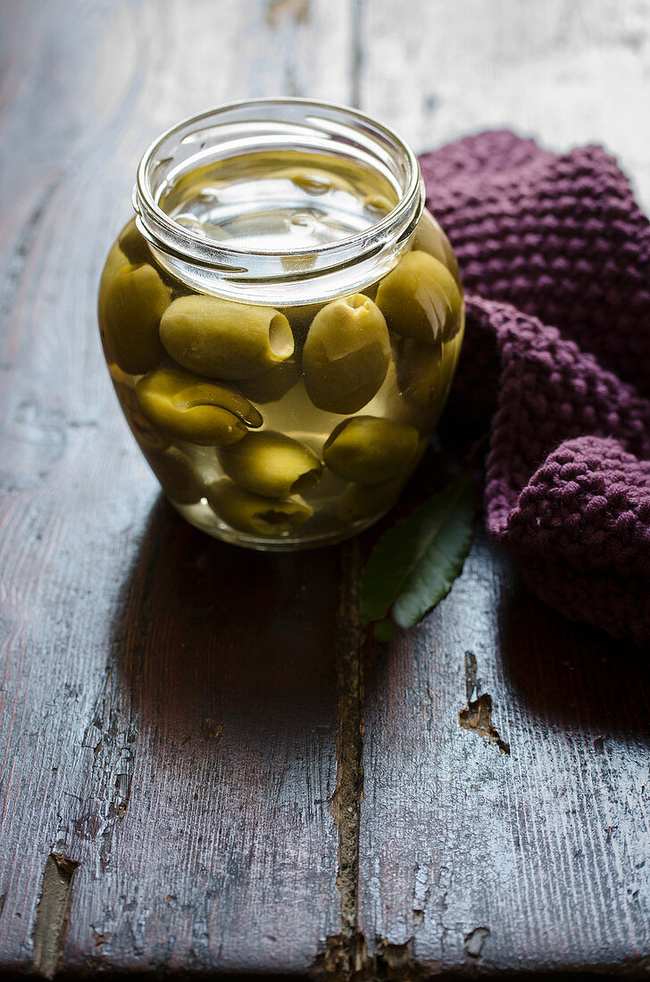 Grüne eingelegte Oliven im Schraubglas