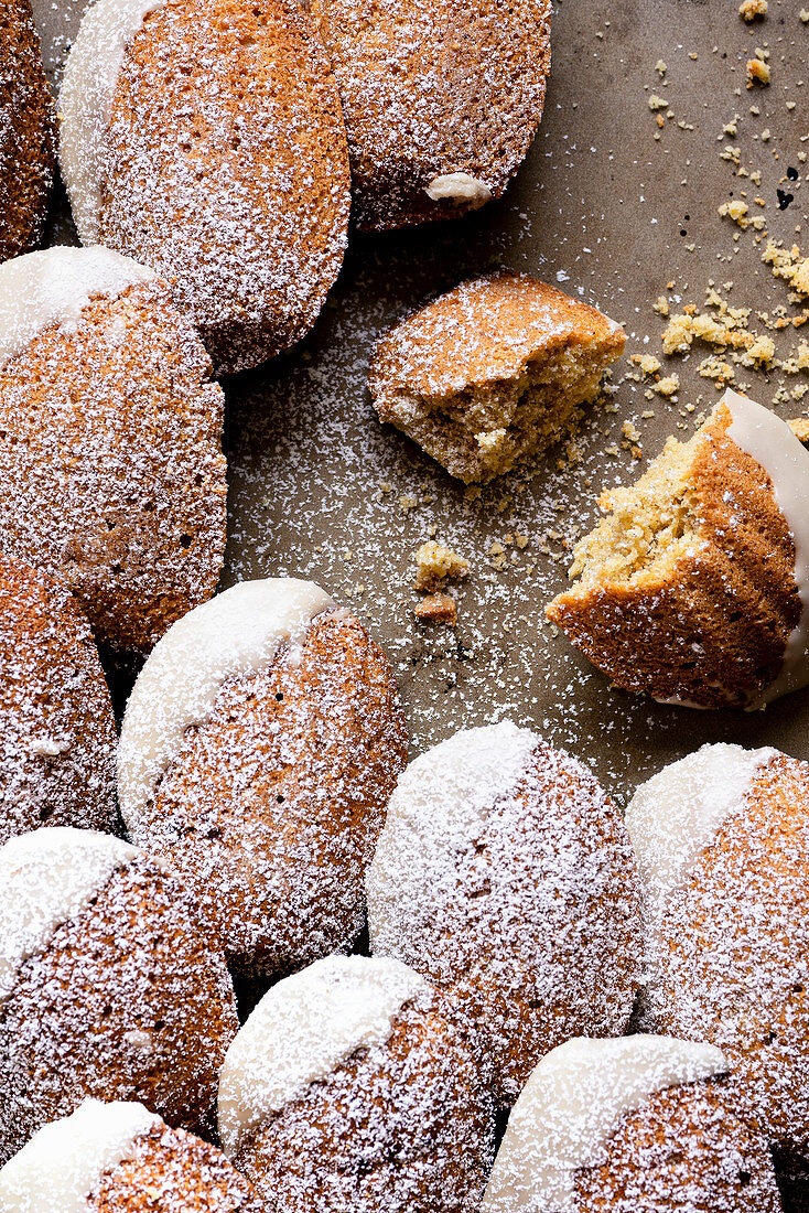 Herbstlich gewürzte Madeleines mit Ahornsirupglasur