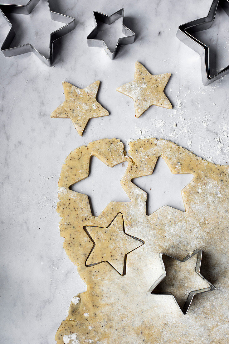 Sternförmige Chai-Gewürzplätzchen ausstechen