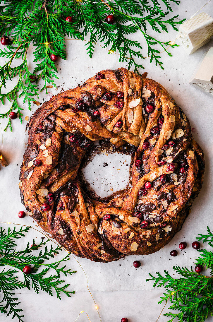 Schokoladen-Brotkranz mit Cranberries und Mandeln