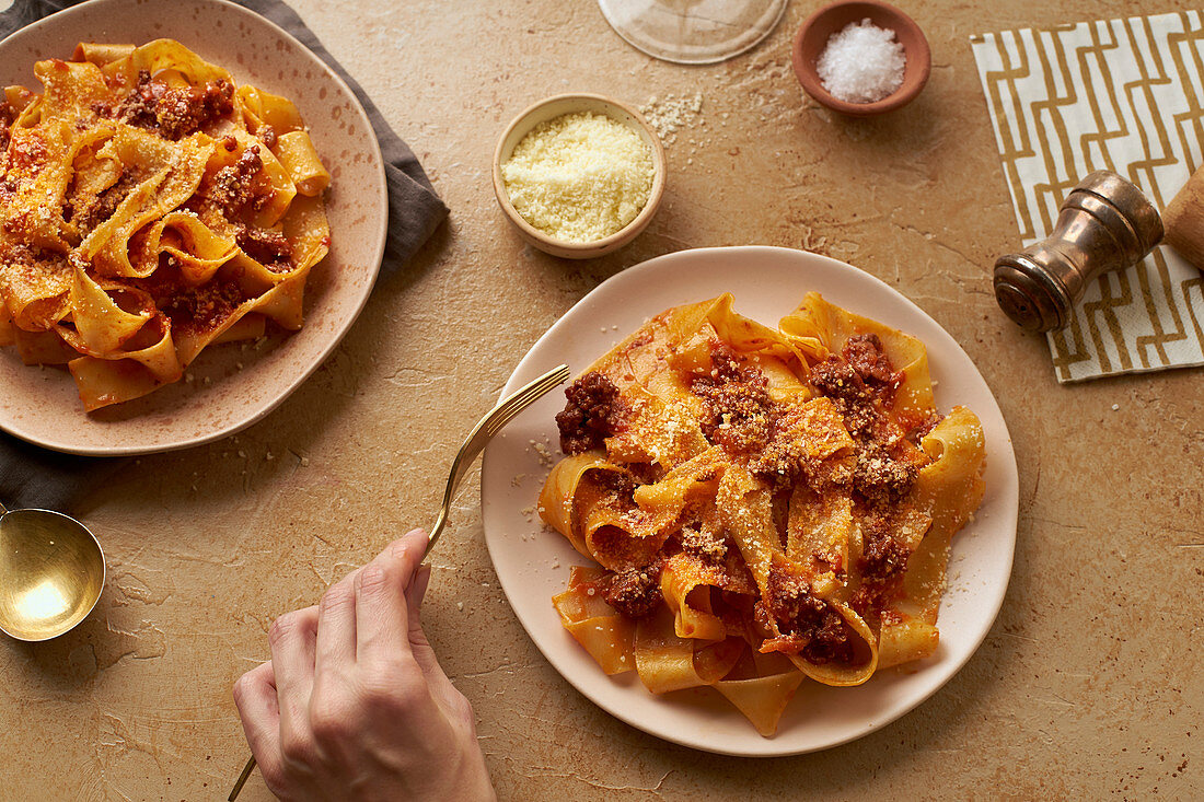 Papardelle mit Bolognese Sauce und Parmesan