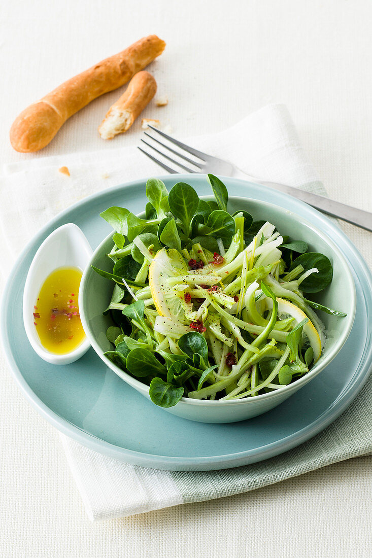 Grüner Salat mit Puntarelle, Feldsalat, Lauch und Zitronenvinaigrette