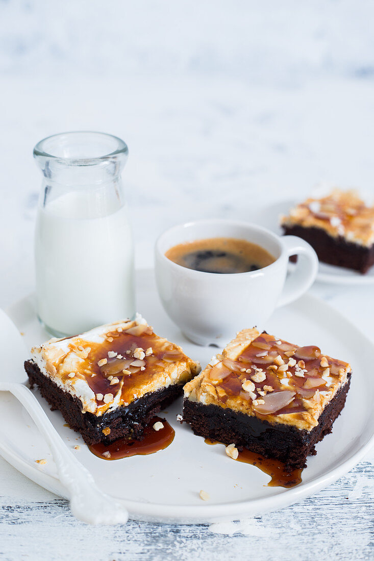 Espresso-Brownies mit Schlagsahne und Karamellsauce