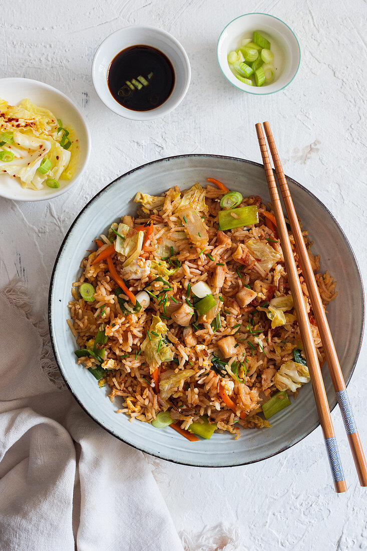 Stirfry-Reis mit Huhn und Kimchi (Korea)