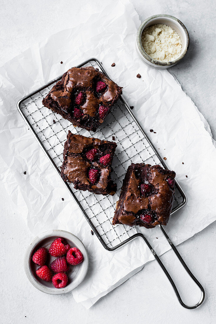 Schokoladen-Brownies mit Mandeln und Himbeeren