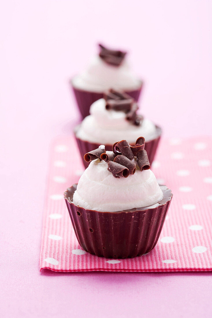 Kleine Schokoladen-Cupcakes mit Sahnehäubchen