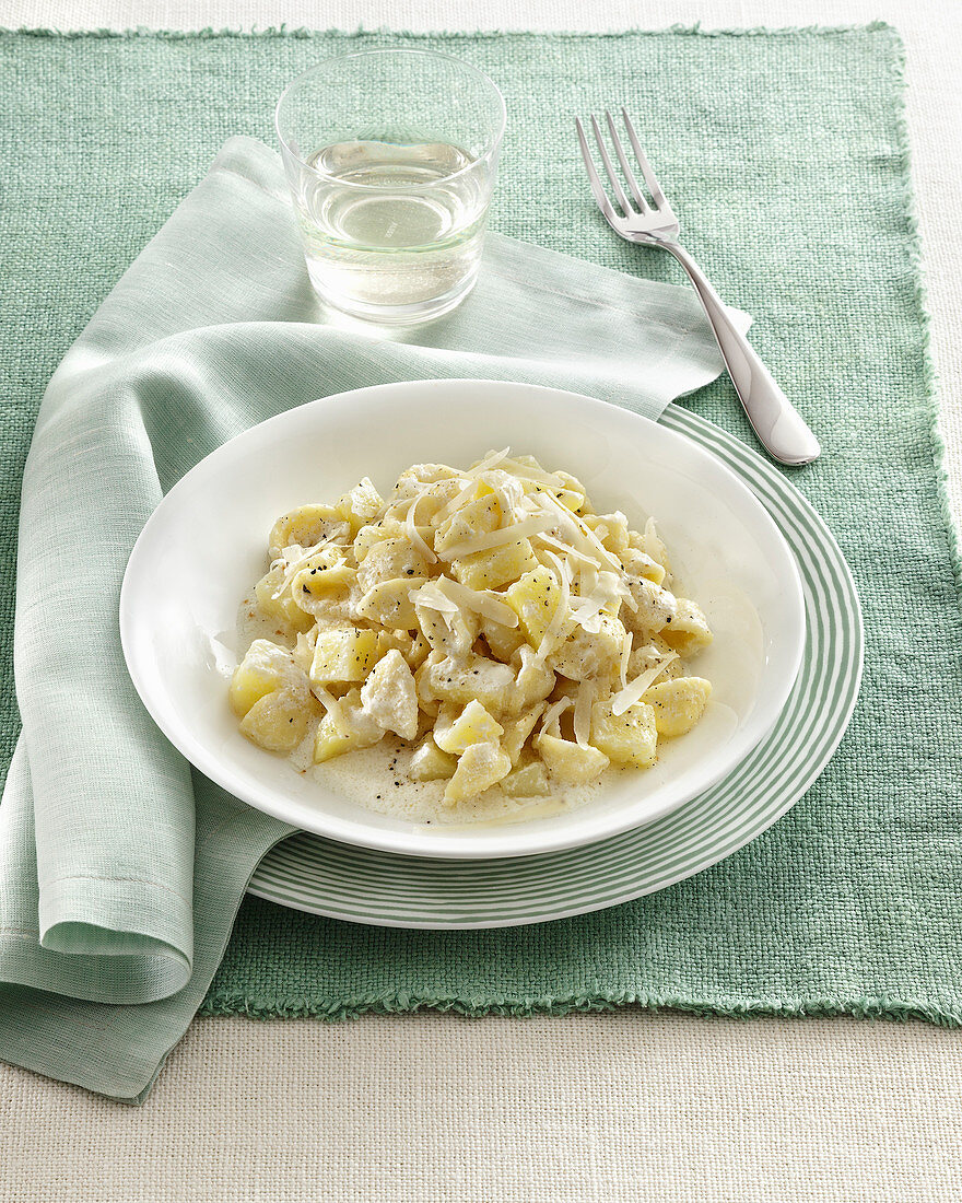 Sugeli con patate e brussu (Nudeln mit Kartoffeln und Käse, Italien)