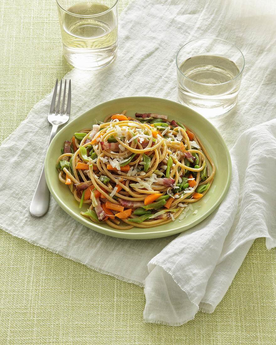 Dinkelspaghetti mit gedünstetem Gemüse und Speck