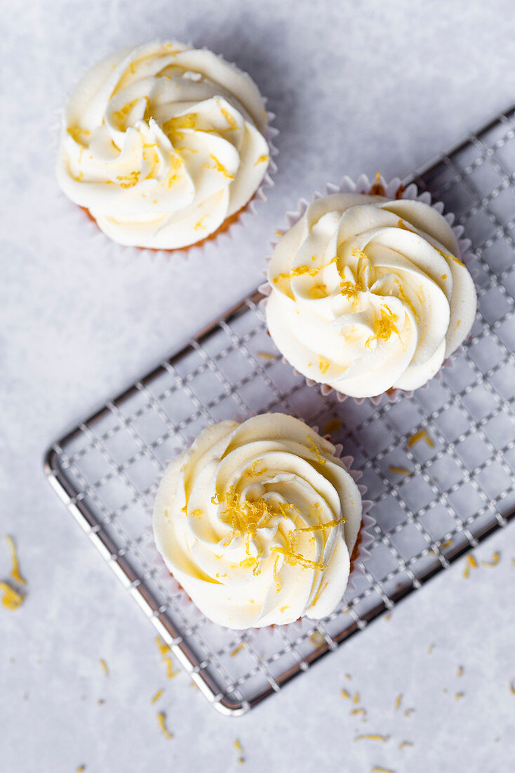 Vanille-Zitronen-Cupcakes mit Buttercremehaube