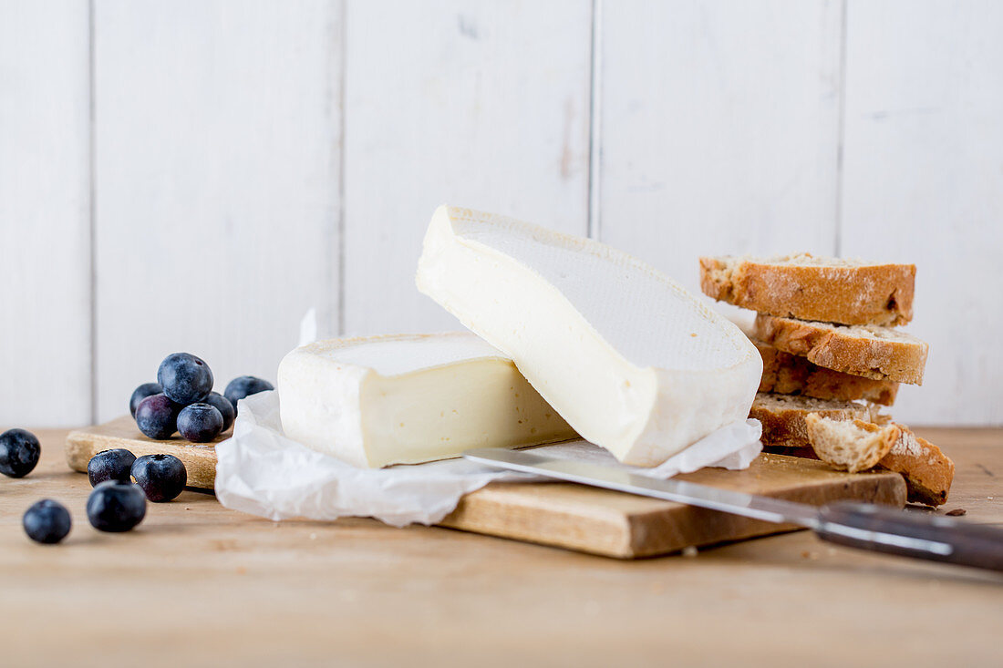 Camembert, Heidelbeeren und Brot