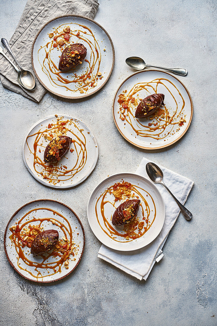 Schokoladencreme mit Nusskrokant und Karamellsauce