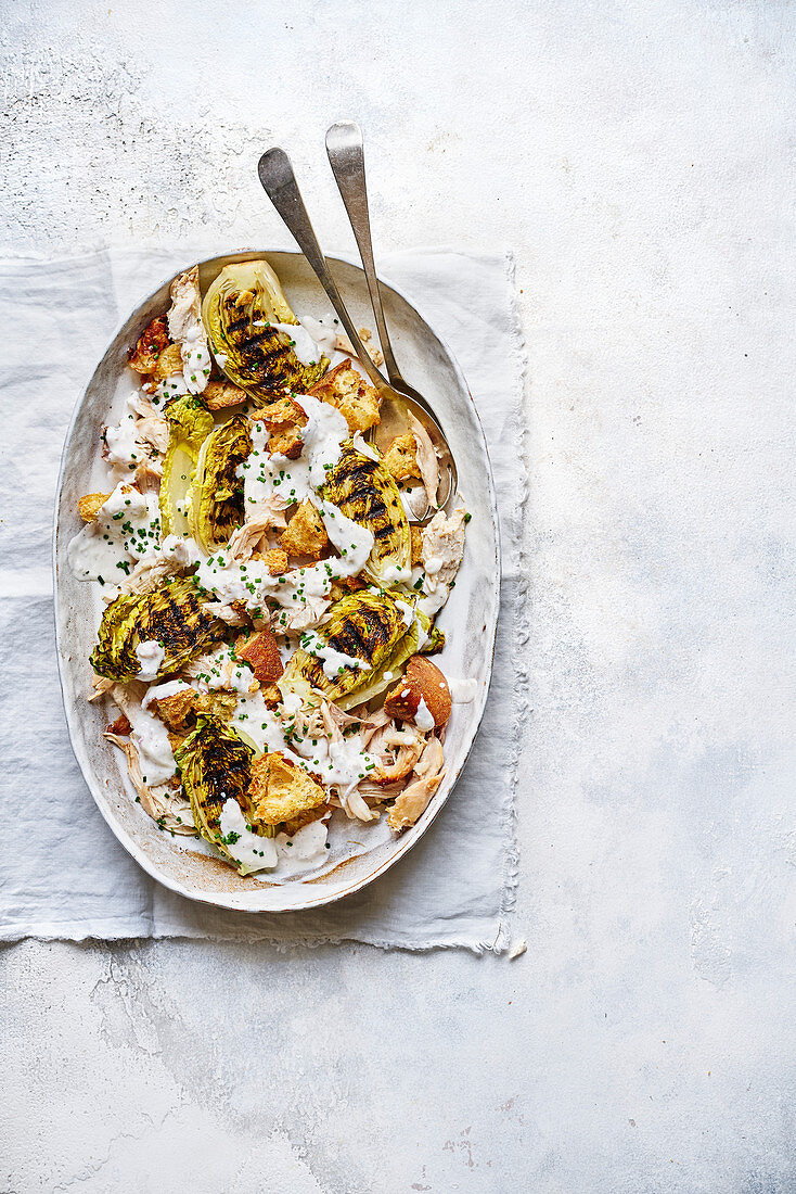 Brathähnchensalat mit Joghurt-Zwiebel-Dressing